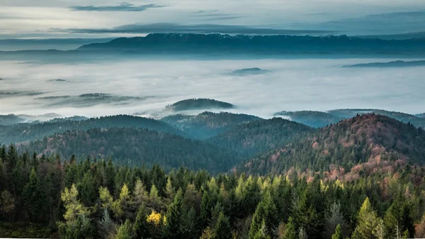 Maravilhoso nascer do sol nas Montanhas Tatra no outono — Fotografia de Stock