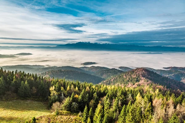 Nascer do sol frio nas Montanhas Tatra no outono — Fotografia de Stock