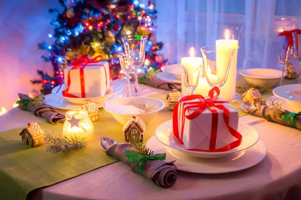 家庭圣诞餐桌设置在晚上圣诞节 — 图库照片