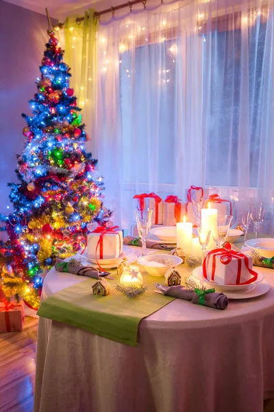 Stimmungsvolle weihnachtliche Tischdekoration für Weihnachten am Abend — Stockfoto