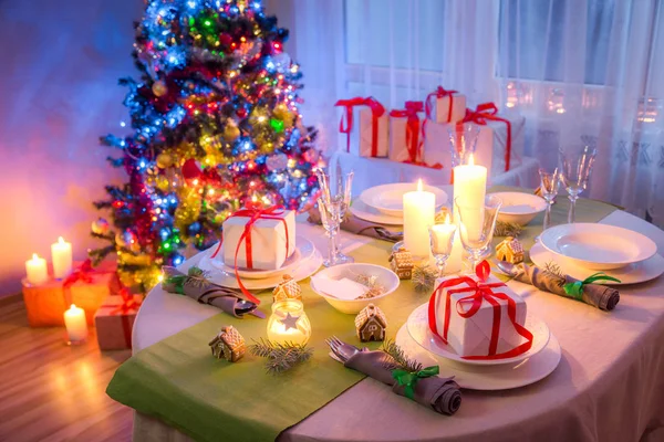 Cenário de mesa de Natal com decoração verde e branca à noite — Fotografia de Stock