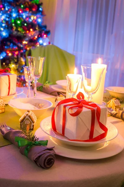 Geniet van je kerst tafel instellen voor Kerstmis in avond — Stockfoto