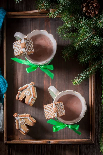 Пряничные домики со сладким напитком в рождественский вечер — стоковое фото