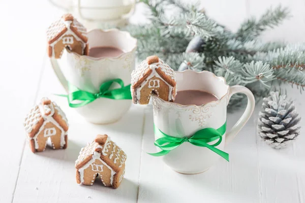 Aranyos mézeskalács házak ízletes kakaót karácsony — Stock Fotó