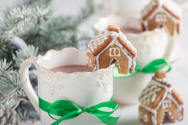 Крупный план милых пряничных домиков с вкусным какао на Рождество — стоковое фото