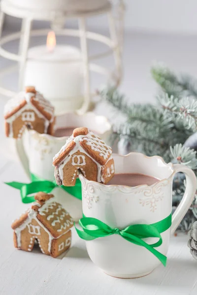 Dulces cabañas de jengibre con sabroso cacao para Navidad — Foto de Stock