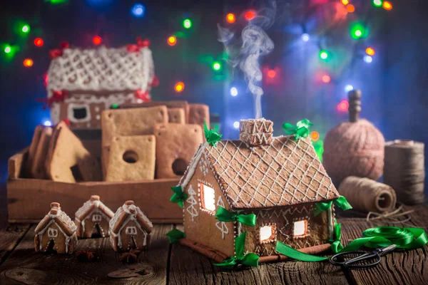 Mágica casa de jengibre de Navidad y luces de Navidad — Foto de Stock