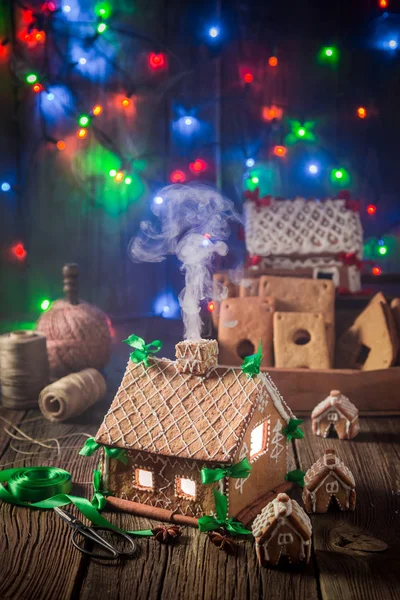 Hinreißende Weihnachten Lebkuchenhaus auf altem Holztisch — Stockfoto