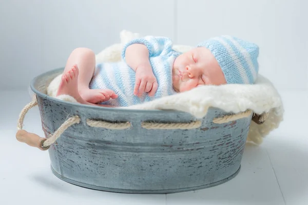 Dolce neonato che dorme in piccolo bagno con coperta — Foto Stock