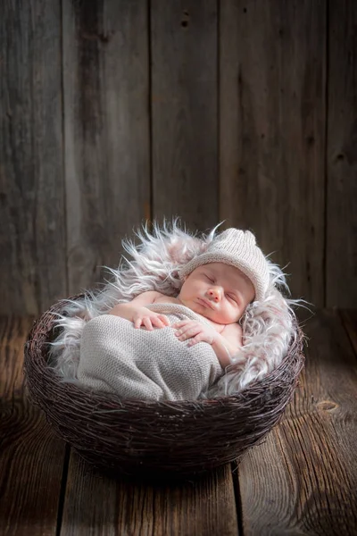 Neonato che dorme nel cestino sulla coperta — Foto Stock