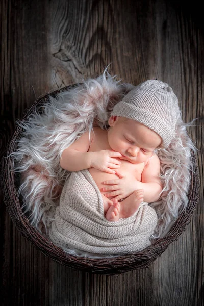 Новорожденный ребенок спит в корзине с одеялом — стоковое фото