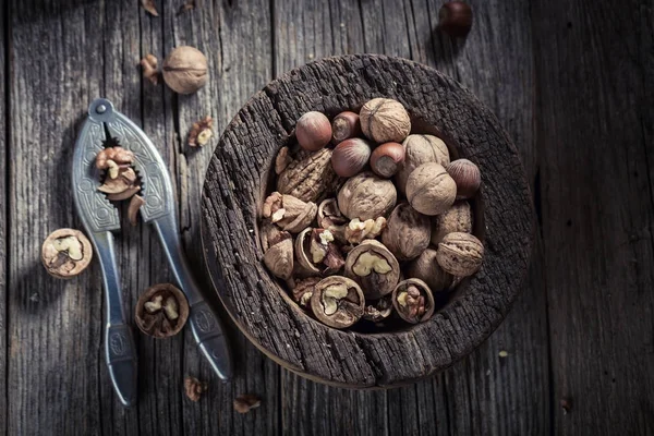 Gustose noci e nocciole con su tavola rustica — Foto Stock