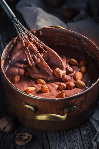 Süße Schokolade mit verschiedenen Nüssen und Kakao — Stockfoto