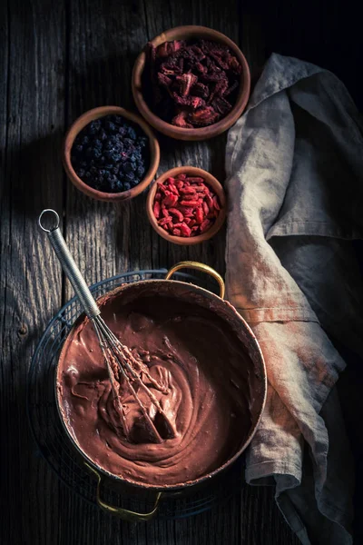 Köstliche süße Schokolade mit getrockneten Früchten und Beeren — Stockfoto