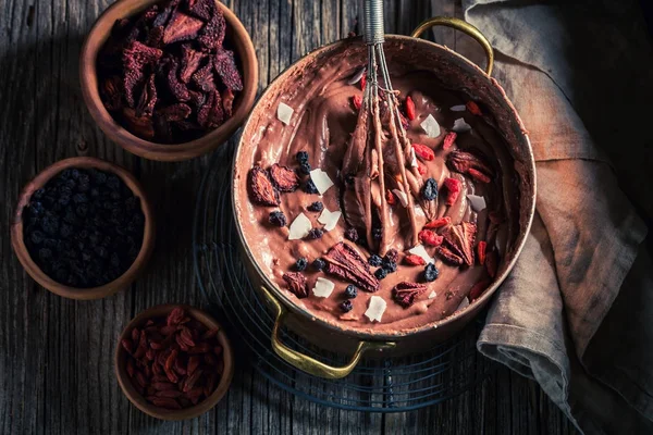 Chocolate casero sabroso hecho de frutas secas —  Fotos de Stock