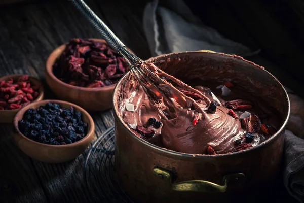 Домашній шоколад із сухофруктів та какао — стокове фото