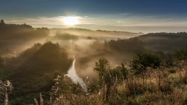 Belo nascer do sol sobre o vale com névoa deslumbrante no outono, timelapse, 4K — Vídeo de Stock