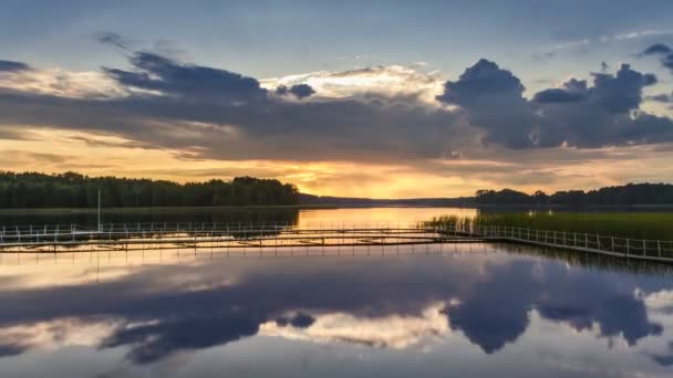 Belo pôr do sol sobre o lago com reflexo de espelho no outono, timelapse, 4K — Vídeo de Stock