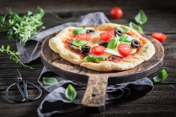 Готовы есть пиццу с помидорами, базиликом и сыром — стоковое фото