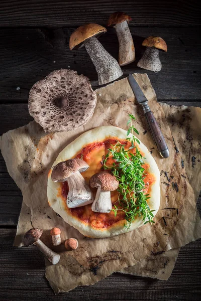 Teplé a svěží rustikální pizza na starý dřevěný stůl — Stock fotografie