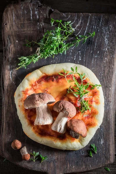 Sabrosa pizza rústica con hongos nobles y tomillo — Foto de Stock