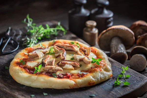 Enjoy your rustic pizza made of wild mushrooms and herbs — Stock Photo, Image