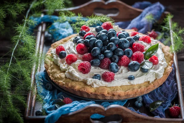 Hausgemachte Torte mit frischen Blaubeeren und Himbeeren — Stockfoto