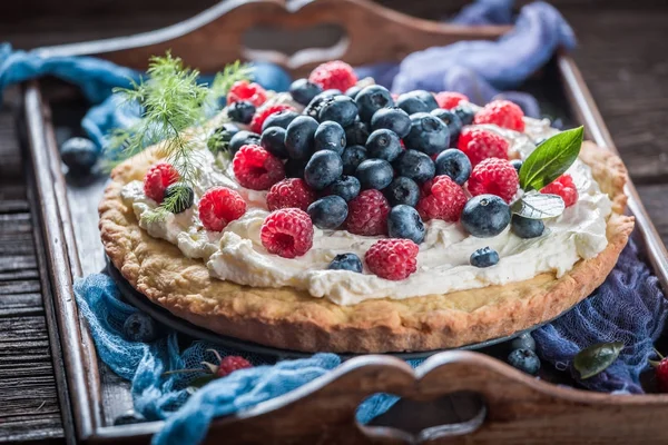 Tarte sucrée faite de mascarpone et de baies — Photo