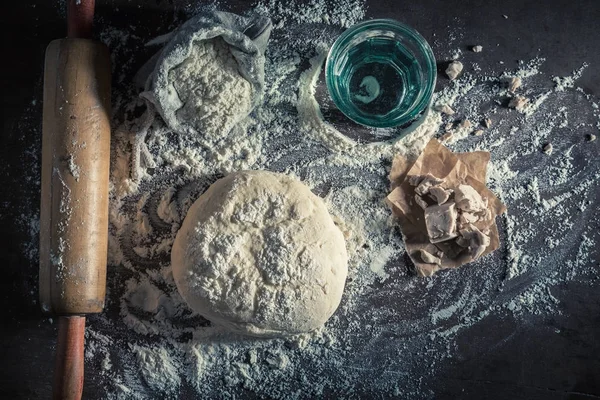 Preparación para hornear masa casera y fresca para pizza —  Fotos de Stock