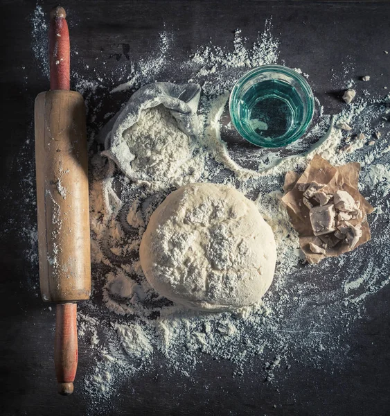 Fatto di ingredienti freschi pasta gustosa e fatta in casa per il pane — Foto Stock