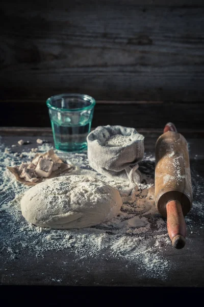 Gjorda av färska råvaror traditionellt och läcker deg för pizza — Stockfoto