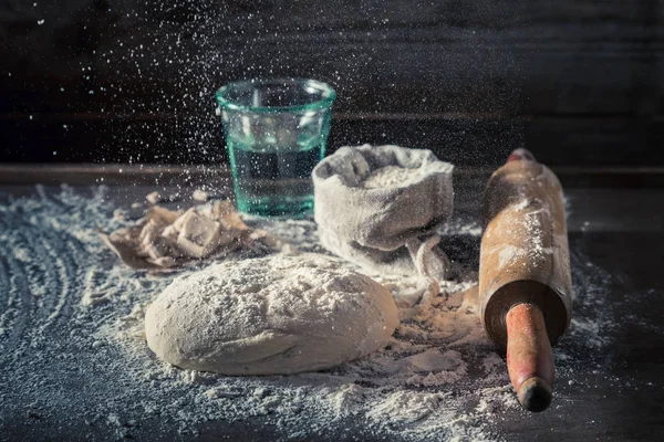 Förberedelse för bakning traditionellt och läcker deg för pizza — Stockfoto