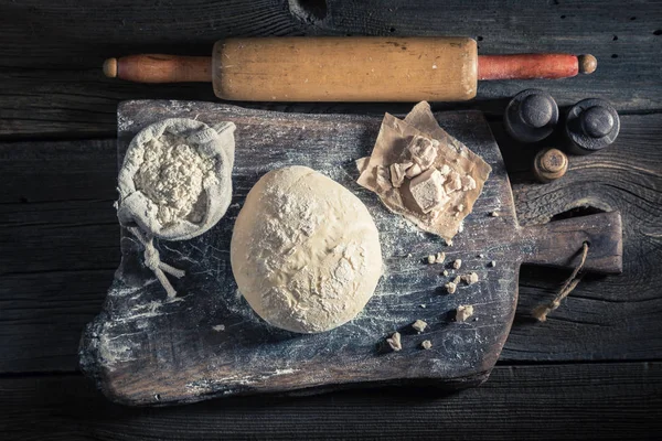 Taze malzemeler lezzetli ve ev yapımı hamur pizza için yapılmış — Stok fotoğraf