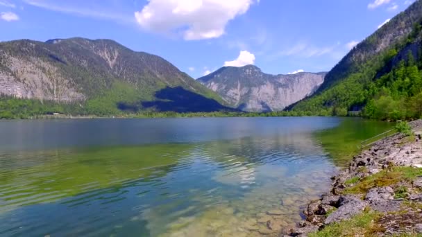 Ορεινή λίμνη Hallstatt και τα σύννεφα σε μια ηλιόλουστη ημέρα άνοιξη, Άλπεις — Αρχείο Βίντεο