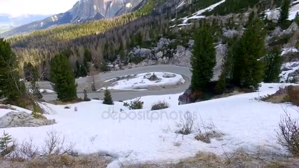 Soluppgång från bergen road i Passo Falzarego i våren, Dolomiterna, Italien — Stockvideo