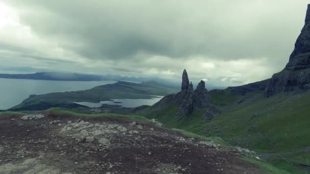 Famoso lugar Old Man of Storr na Escócia, Reino Unido — Vídeo de Stock