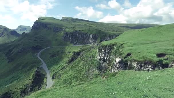 Groene vallei in beroemde Quiraing, Schotland, Verenigd Koninkrijk — Stockvideo