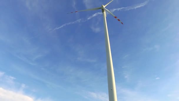 Вітряк у сонячний день влітку на зеленому полі — стокове відео
