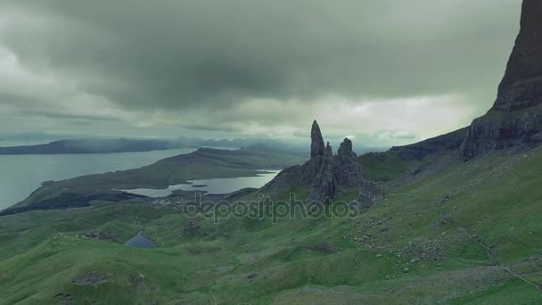 Dynamisk himmel over dal i Old man Storr Mountain i Skotland, Storbritannien – Stock-video