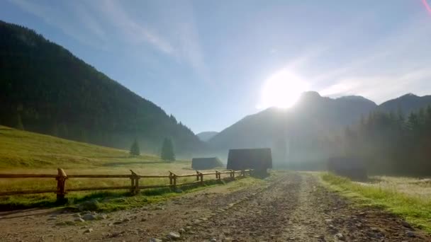 Sunny mountain trail between cottages in Tatra Mountains, Poland, Europe — Stock Video