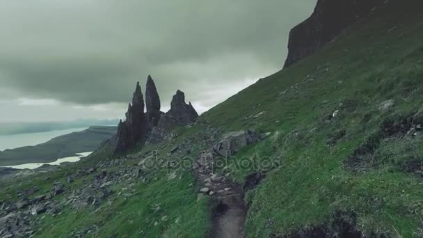 Hegyi ösvényen a hegyekben Old Man of Storr Skóciában, Egyesült Királyság — Stock videók