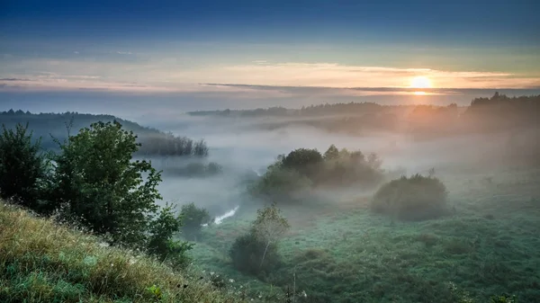 Prachtige dageraad in mistige valley in het najaar, Europa — Stockfoto