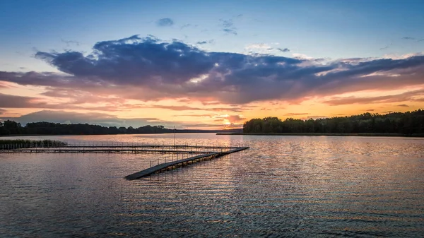 Zonsondergang aan het meer met dynamische hemel in de zomer, Polen — Stockfoto