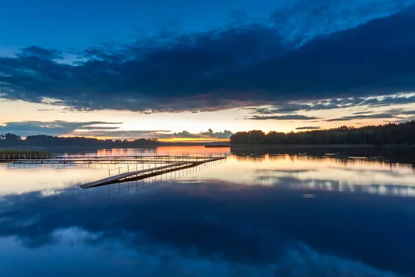 Prachtige blauwe zonsondergang aan het meer in de zomer — Stockfoto