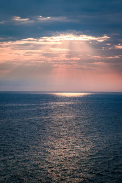 Atardecer dinámico y tranquilo sobre el océano en verano — Foto de Stock