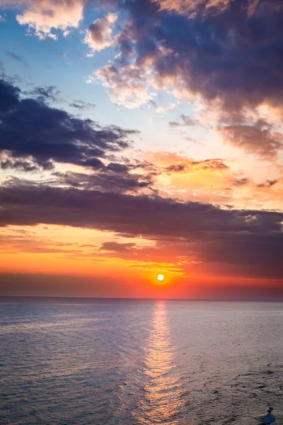 Hermoso atardecer sobre el océano tranquilo en verano con haz de sol — Foto de Stock