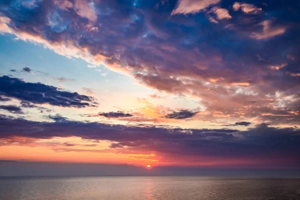 Puesta de sol sobre el mar tranquilo en verano con haz de sol — Foto de Stock