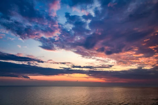 Mare calmo e bel tramonto in estate — Foto Stock