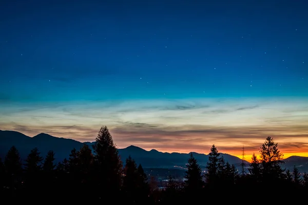 Tatra bergen in Zakopane in de schemering, Polen — Stockfoto