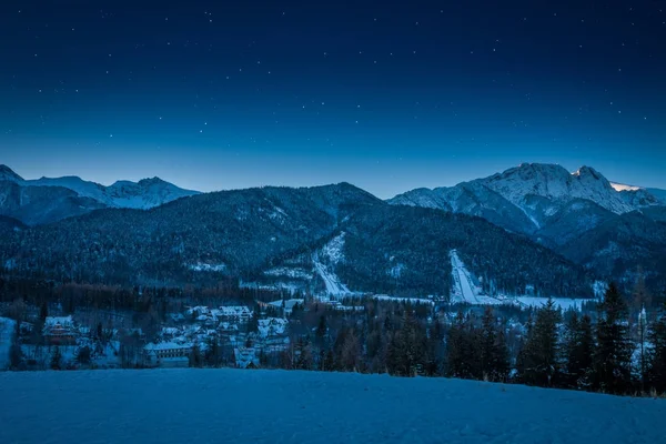 Giewont picco prima dell'alba in inverno, Zakopane, Monti Tatra — Foto Stock